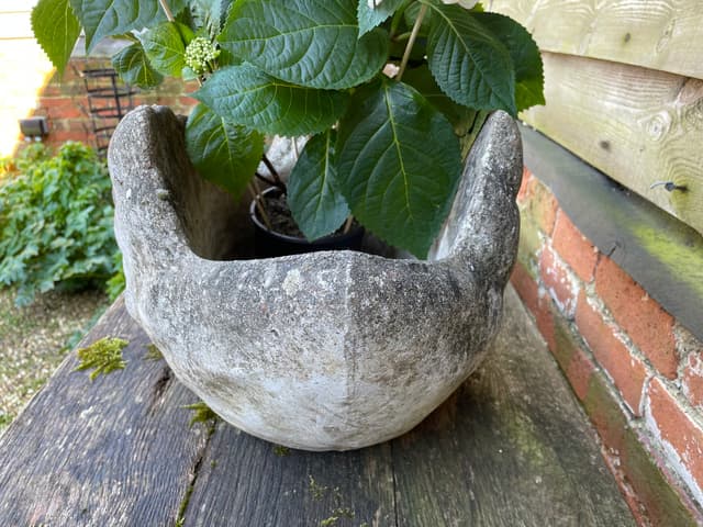 Stone Swan Planter gallery image 2