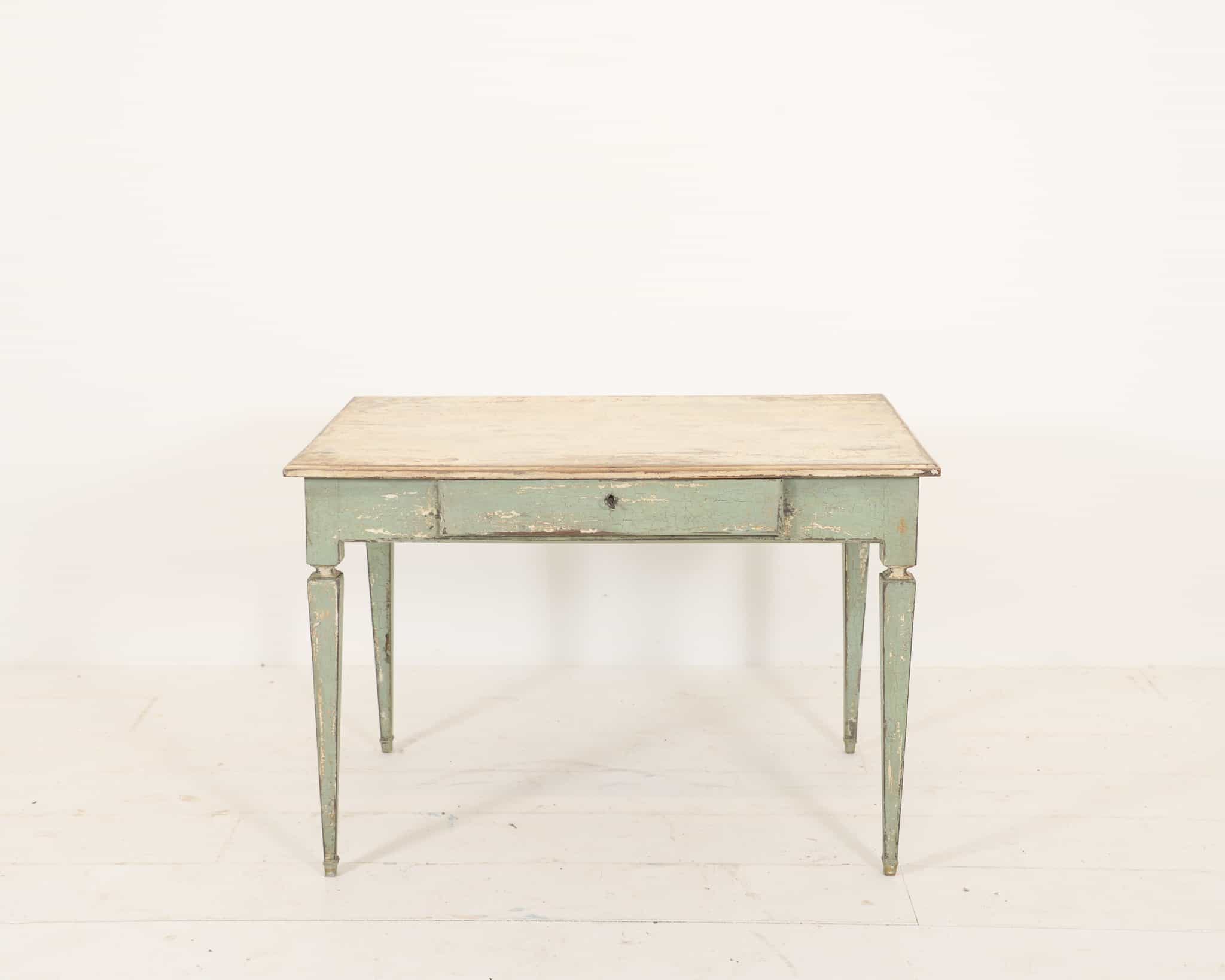 Painted desk - Spanish
