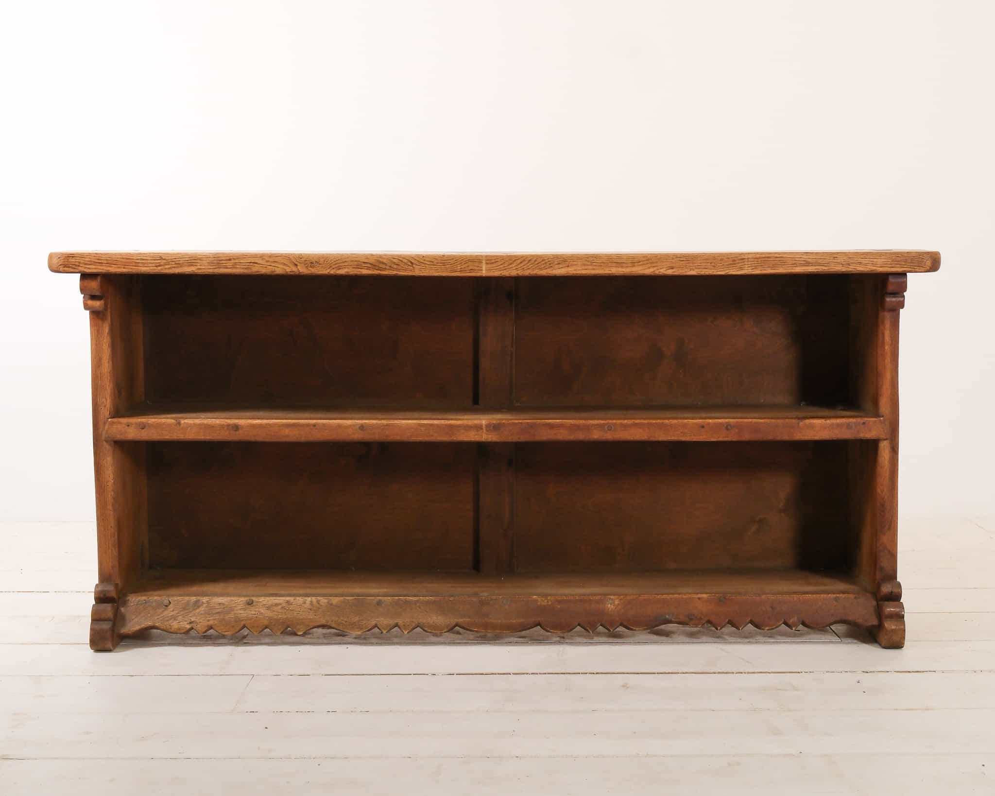 Low shelf unit